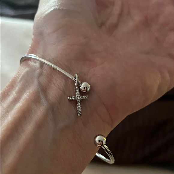 Elegant Silver Bangle Bracelet - Picture 2 of 4